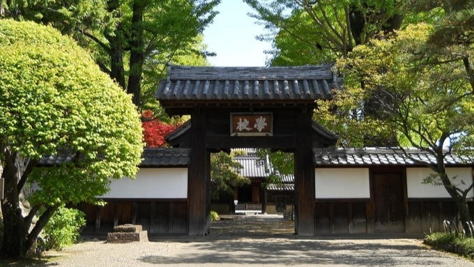 日本最古の学校。静かな庭と歴史にふれる学びの場所。