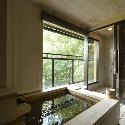 森に囲まれた露天など自然と一体になれるお風呂。客室露天風呂ならではの贅沢なひとときをご堪能ください。