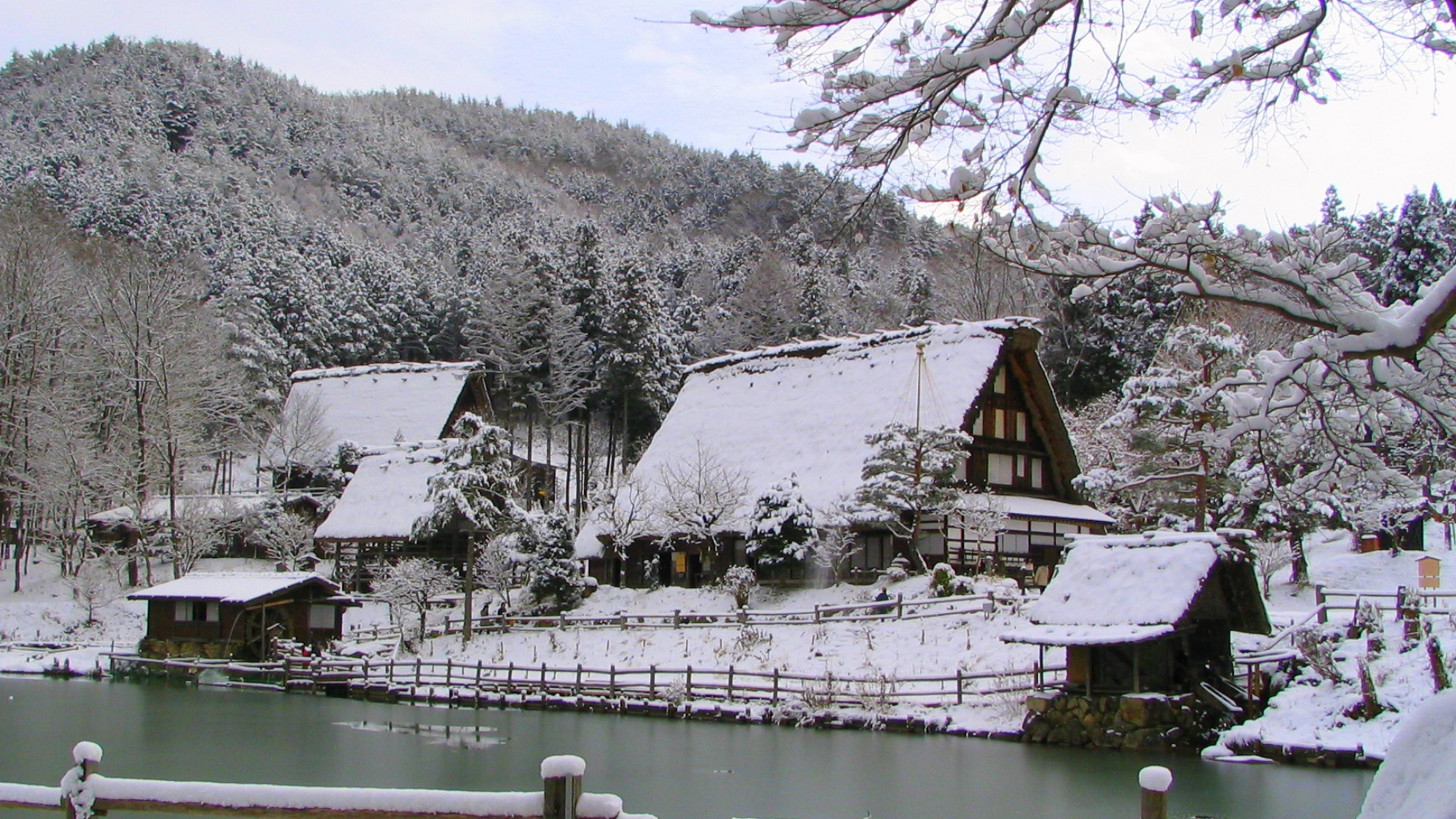 【当館から車で約8分】昔ながらの合掌造り集落を再現した、日本の原風景が楽しめる「飛騨の里」