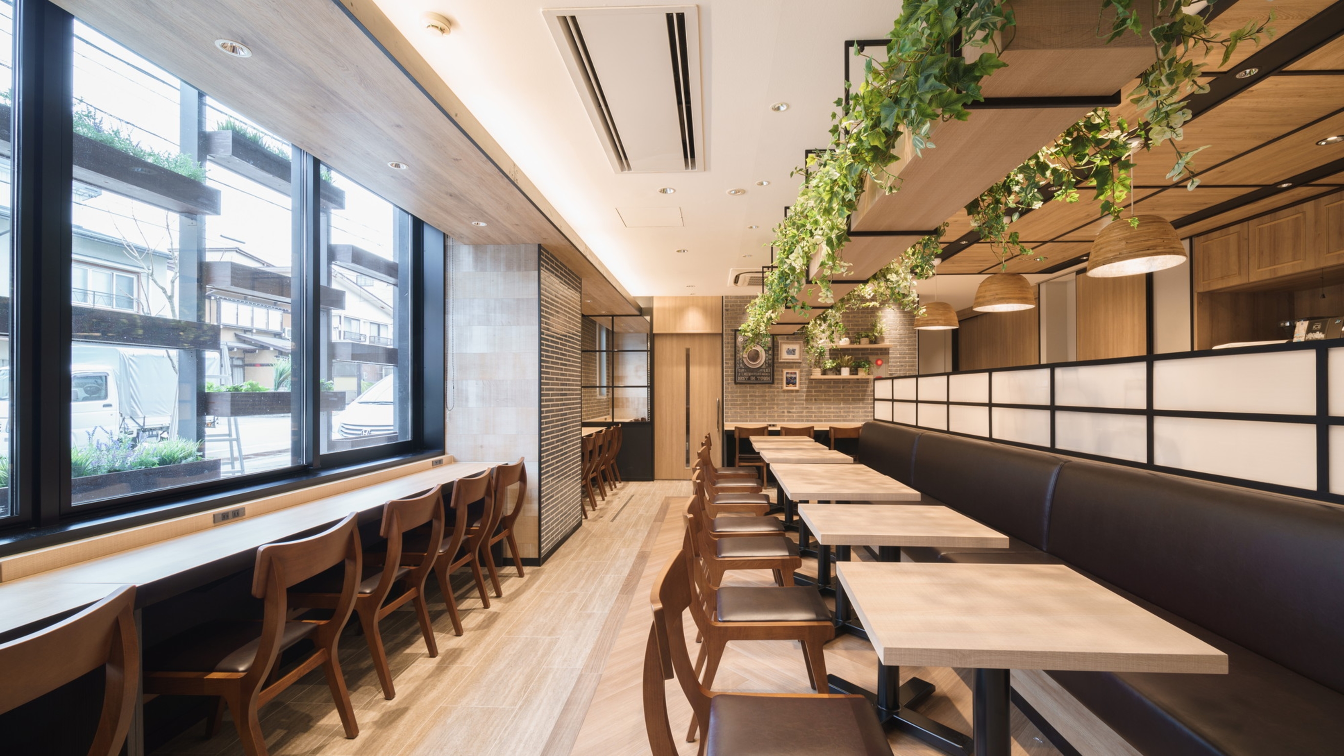 木のぬくもりも感じられるラウンジ