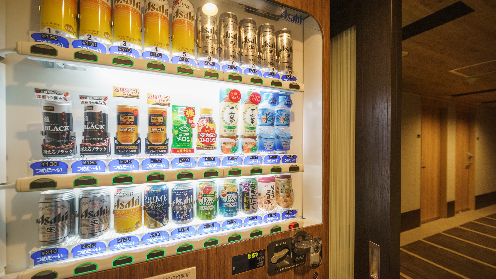 アルコールもジュースも館内販売しています