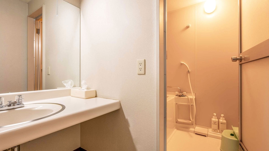 ・【和室10畳】専用バスルーム付。大きな鏡の洗面で身支度も快適です
