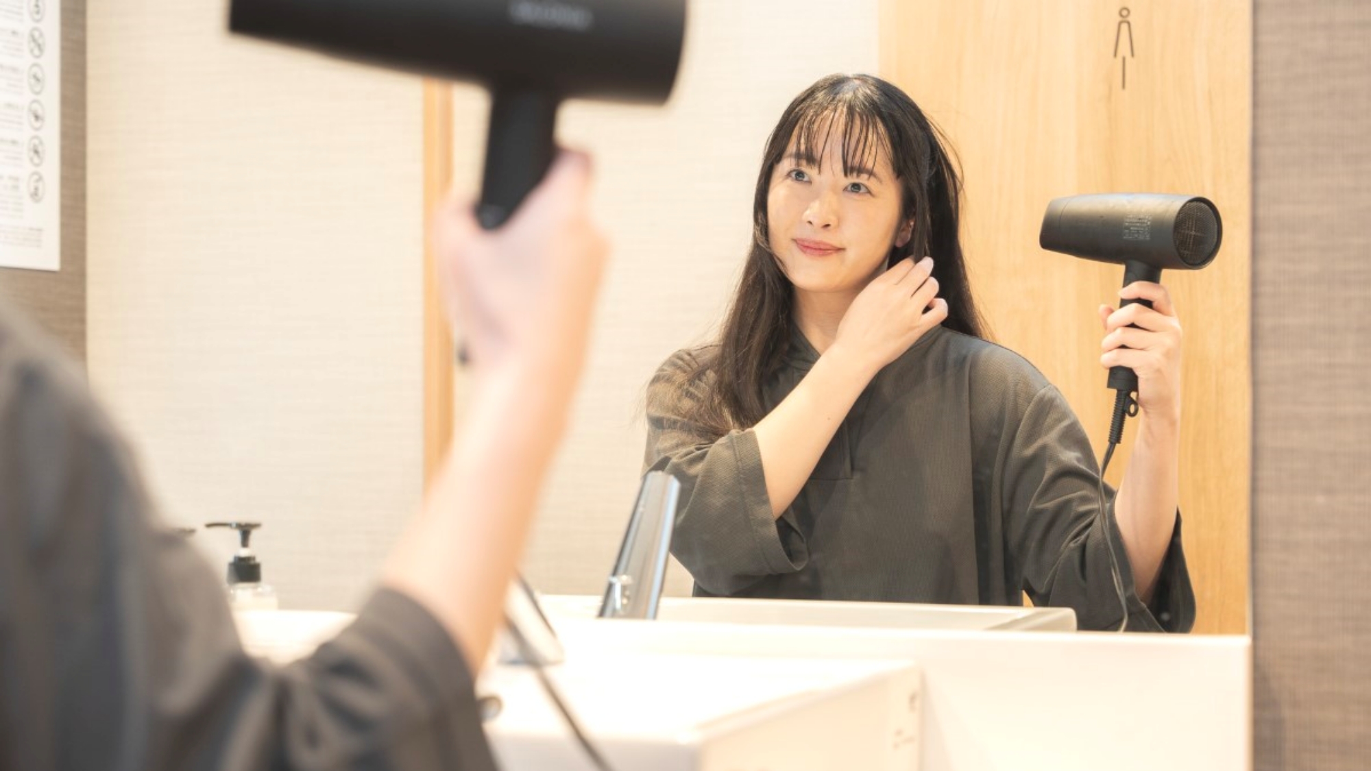 脱衣所にはドライヤーを設置しています