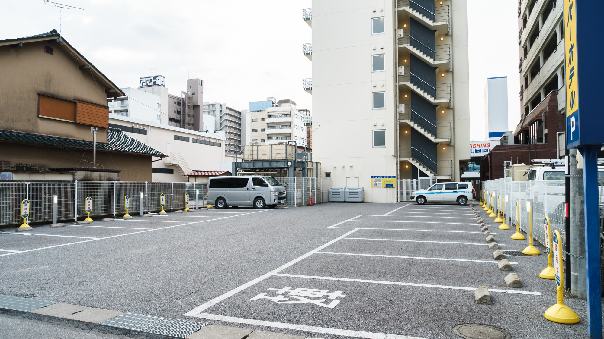 駐車場料金 &yen;800 (1泊) 駐車可能時間 15:00～10:00