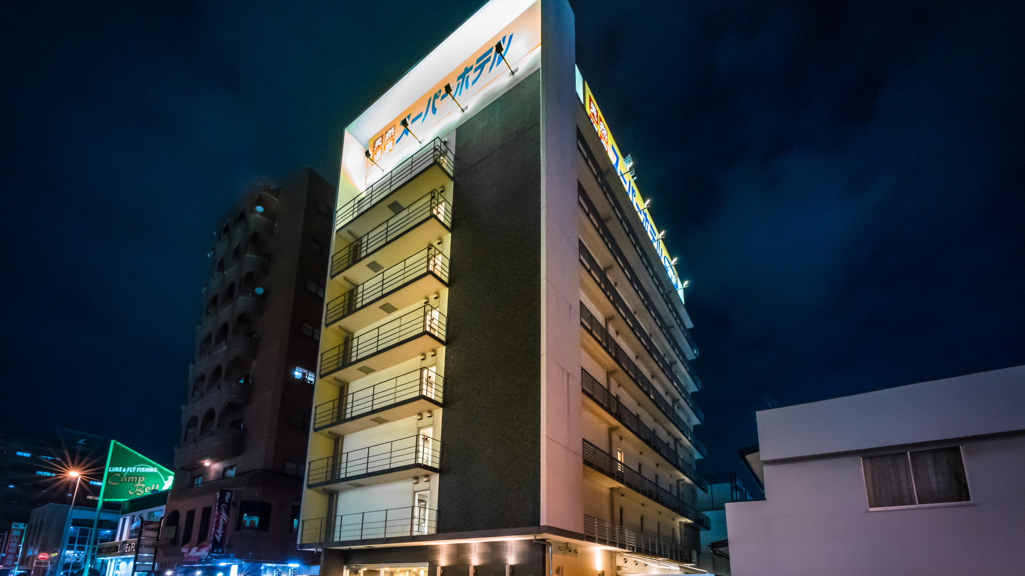 静かな夜に佇む、優しい光のランドマーク