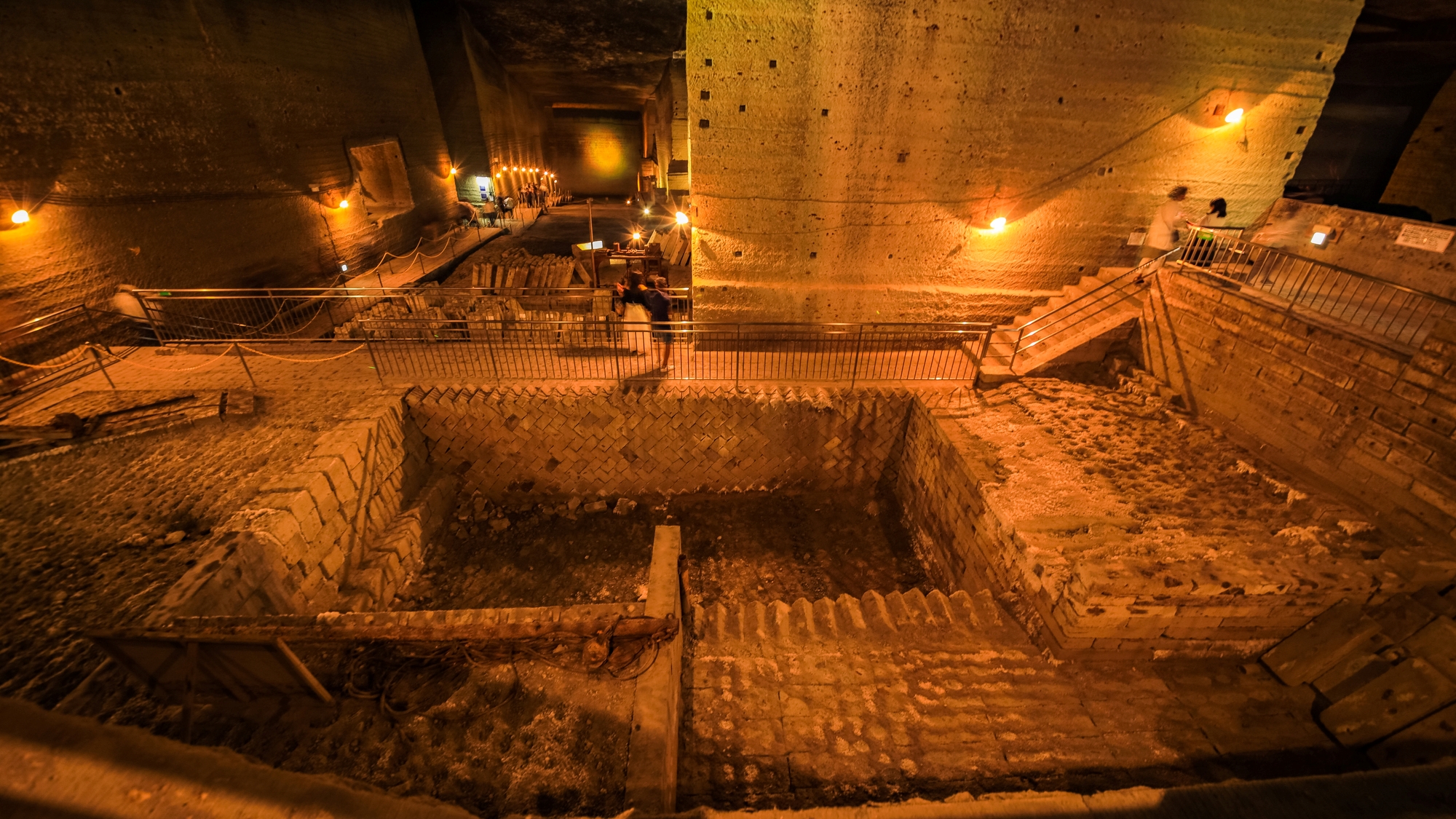 圧巻の地下巨大採掘跡「大谷資料館」