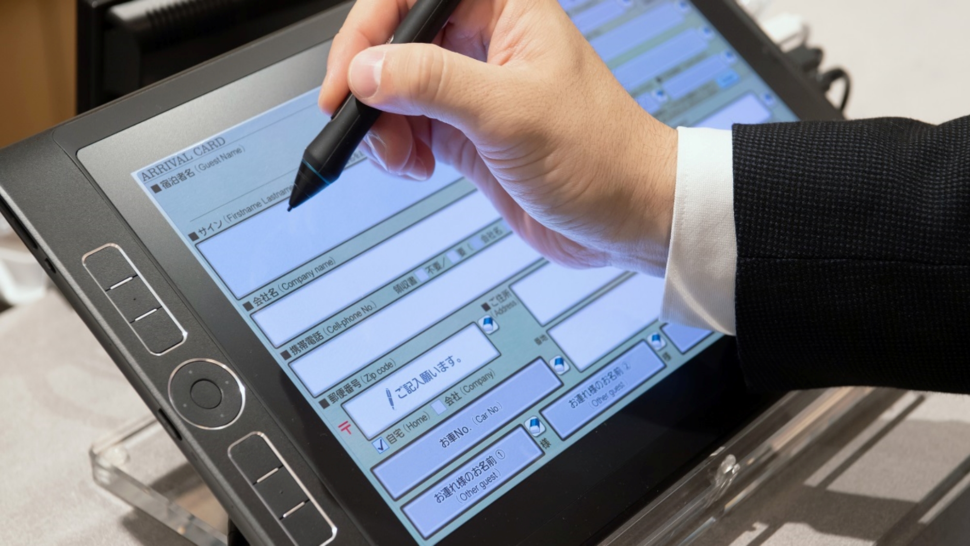 タブレットにサイン！スムーズなエコチェックイン