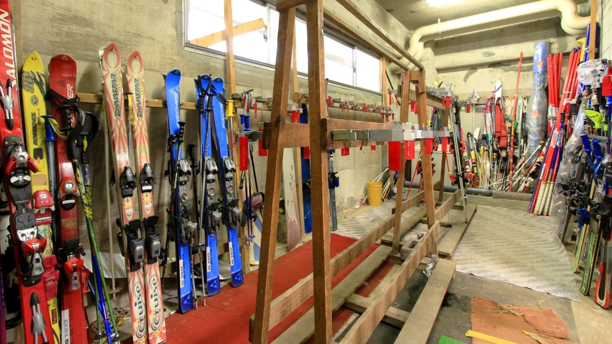 スキー乾燥室　夏季は自転車の室内保管場所として利用可能
