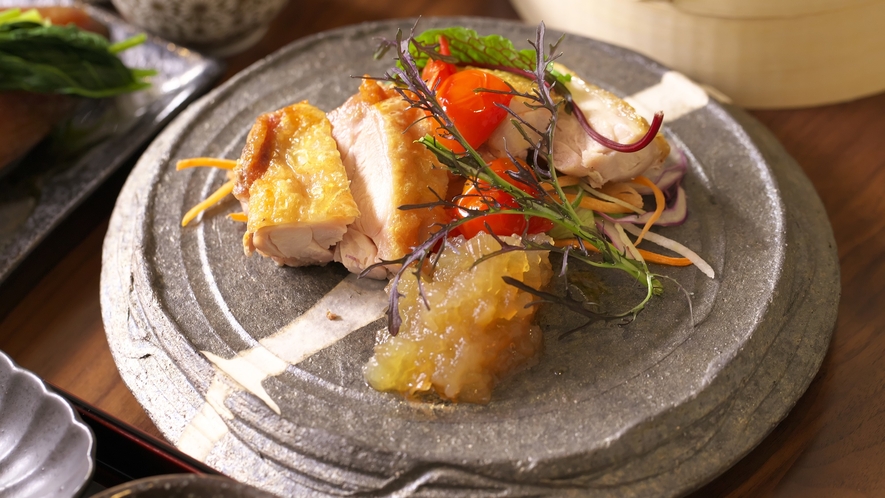 【夕食一例】信玄鶏ローストに特製ソースを添えた一品です