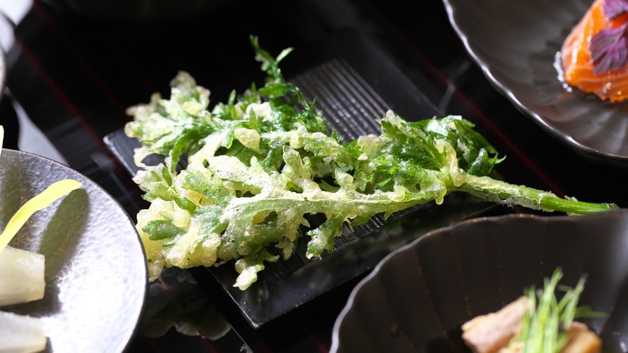 【夕食一例】春菊の天ぷらです。食感も柔らかく、美味しくお召し上がりいただけます
