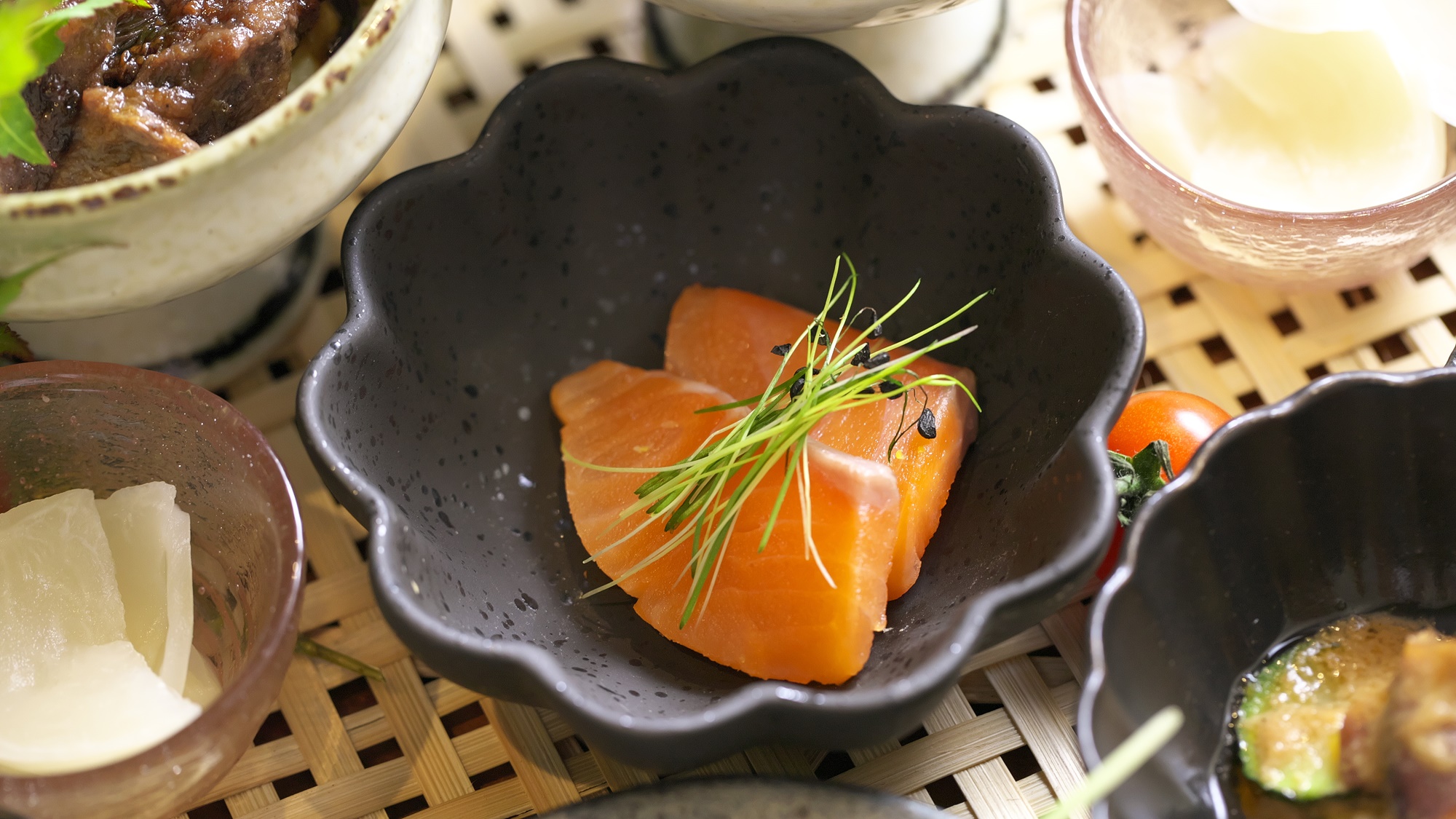 【夕食一例】甲斐柚子サーモンです。爽身質の赤身も鮮やかで身が締まりさっぱりとした食感です。