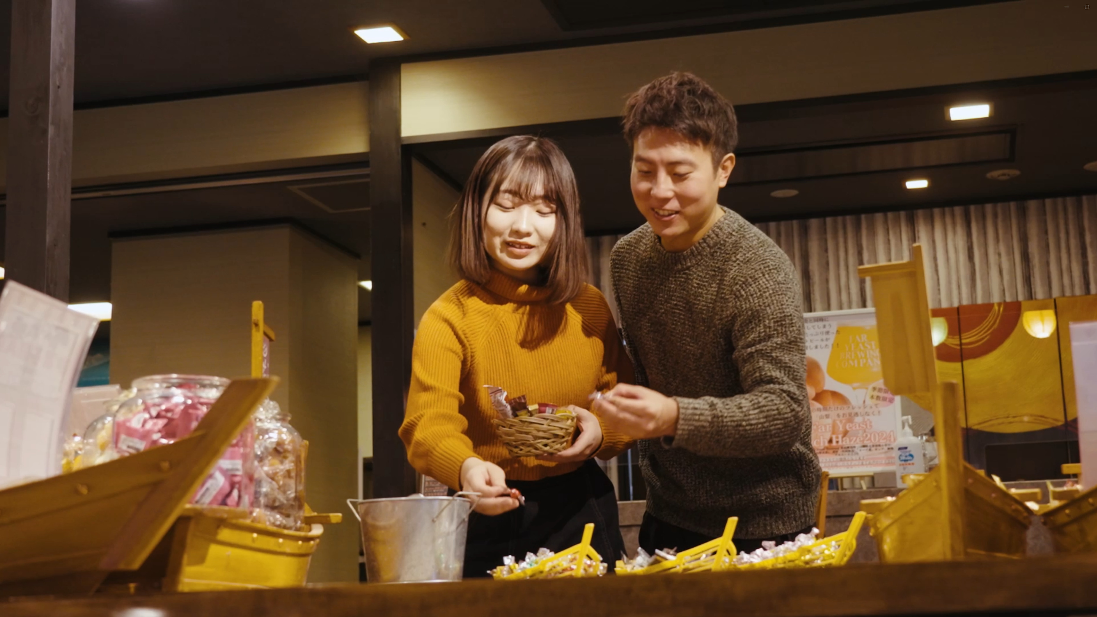 「童心にかえる、選べるおやつ時間。」
旅館ラウンジにご用意した“お菓子バー”では、どこか懐かしい駄菓子や、地域限定のご当地スイーツを自由にお楽しみいただけます。
滞在の合間に、ふと立ち寄って、小さな“しあわせ”を。