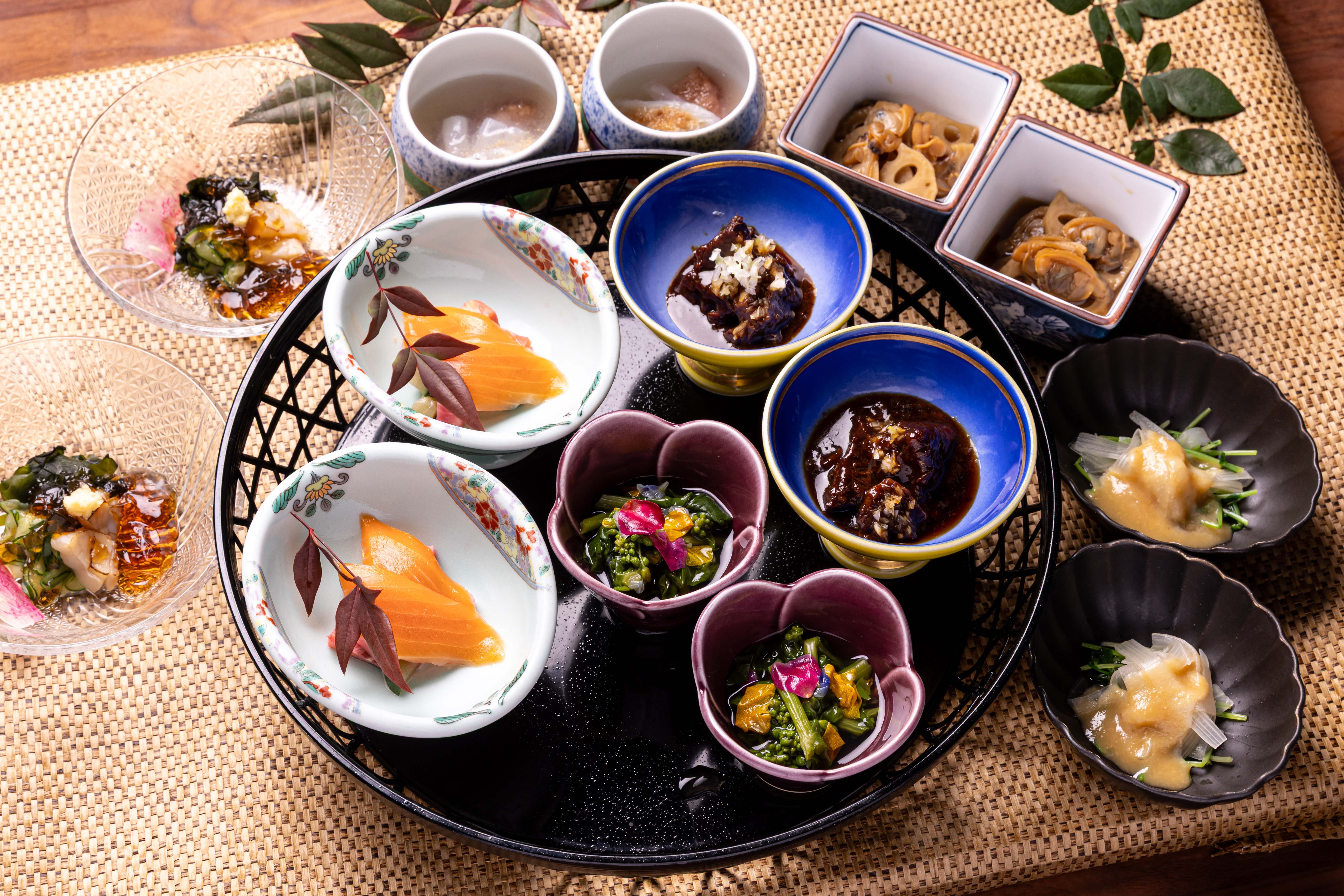 夕食の一例。※実際のメニューと食材・食器が一部異なる場合がございます。