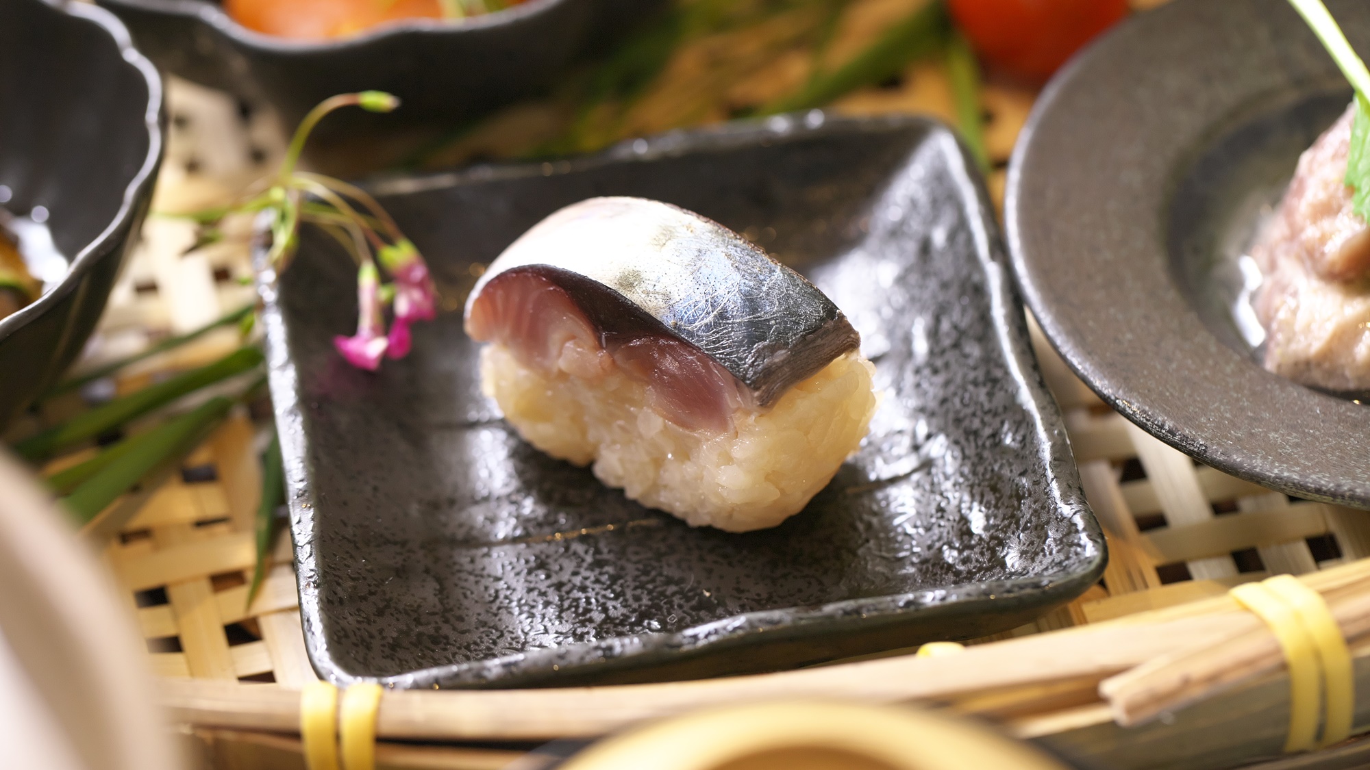 【夕食一例】炙りしめ鯖寿司。パリッとした食感と風味は食欲をそそります。
