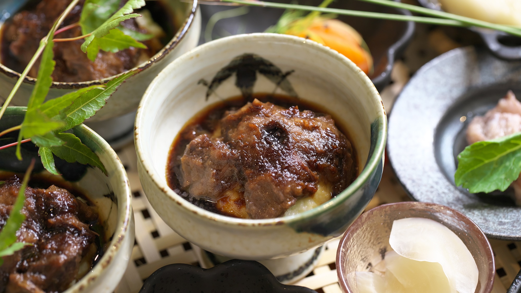 【夕食一例】国産牛頬山梨ワイン甲州味噌煮込み。国産牛頬肉のぷるんとした食感が贅沢な一品です。