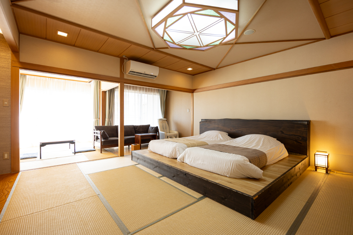  和室、畳・ベットタイプのお部屋です。マッサージチェアもご用意しております。