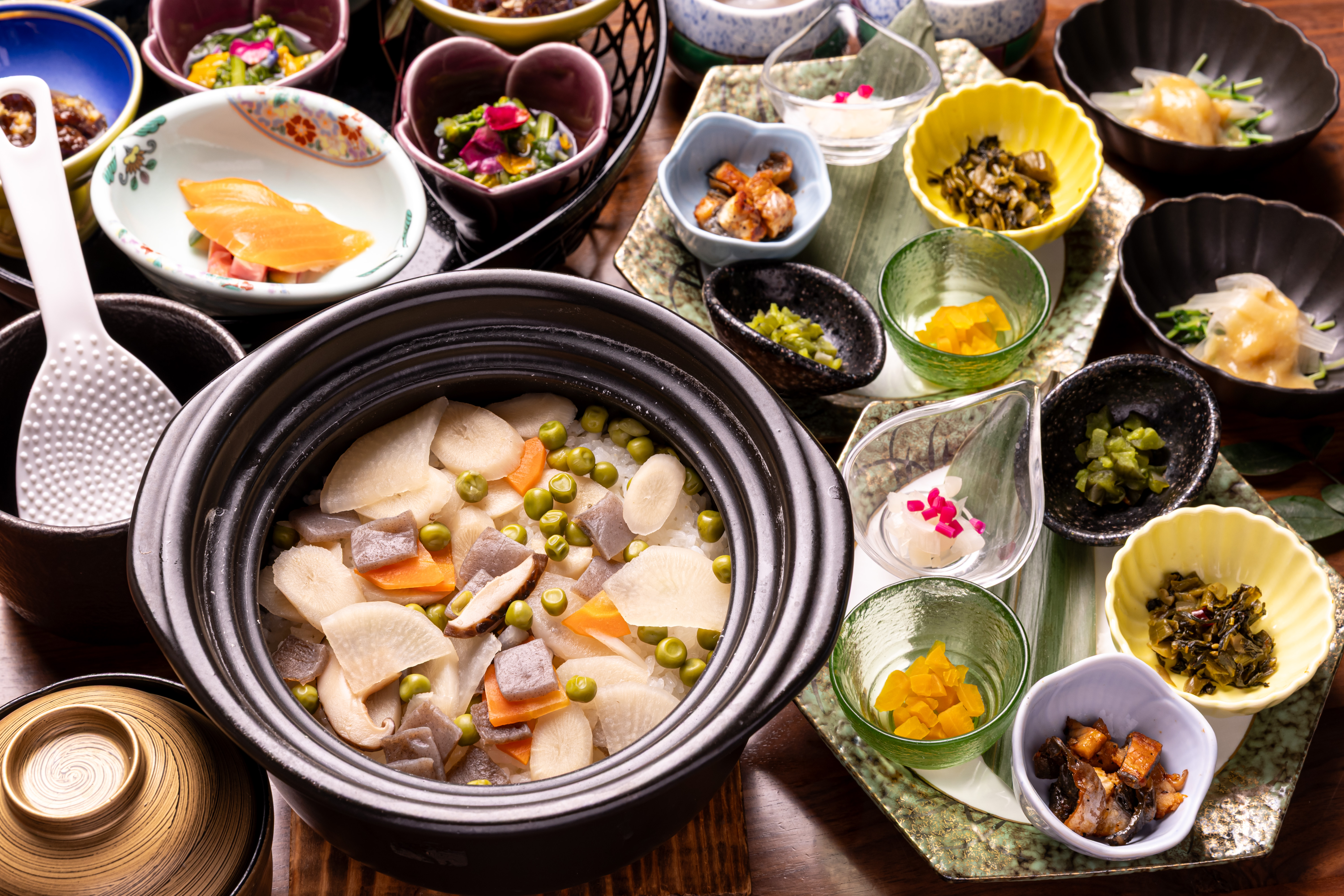 夕食の一例。※実際のメニューと食材・食器が一部異なる場合がございます。