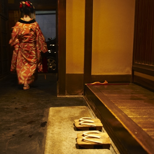 Luxury KYOTO【お茶屋遊び】 お部屋で「舞妓さん」と花街情緒を楽しむ【京懐石Dinner】