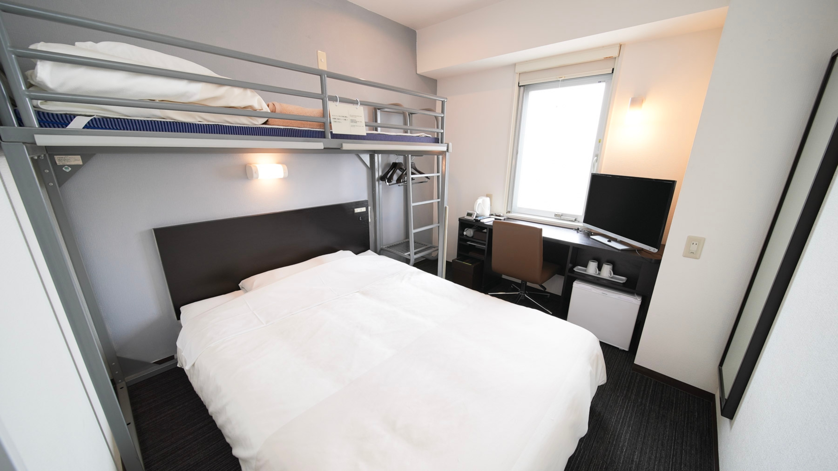 ダブルベッドとロフトベッド付