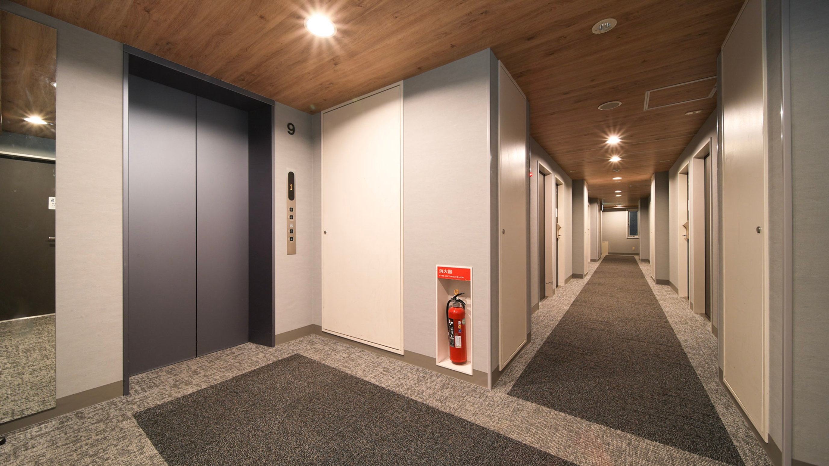 各階のエレベーター付近です