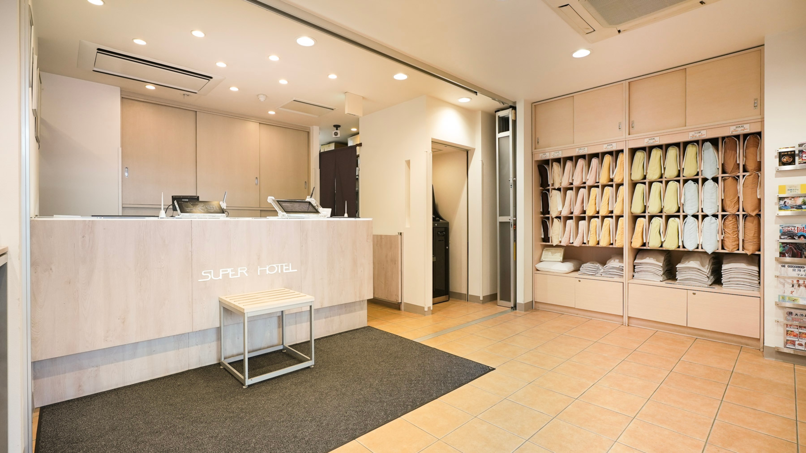 「おかえりなさいませ」こちらでチェックインをお迎えします