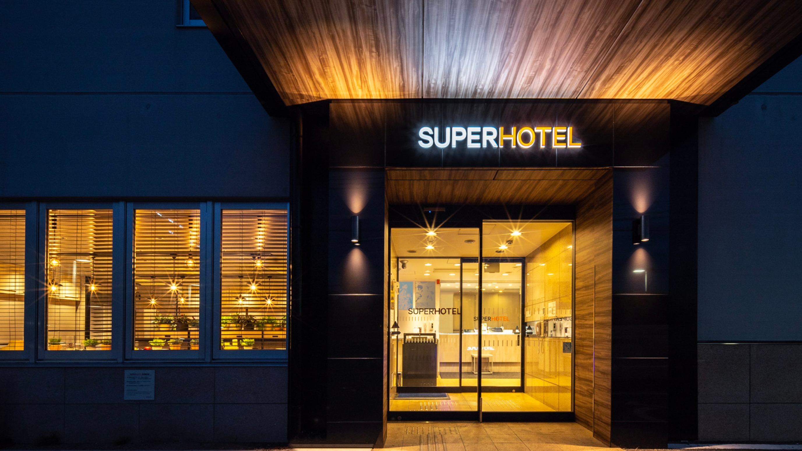 エントランスはこちらです