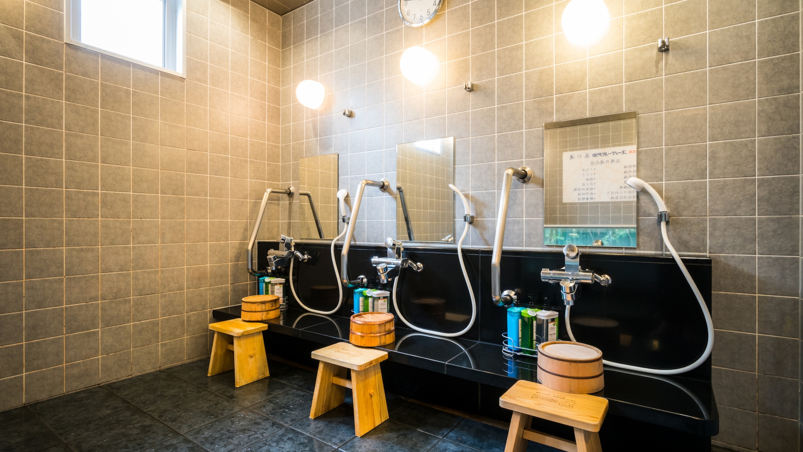 洗い場の椅子・桶にも「東濃ヒノキ」使用