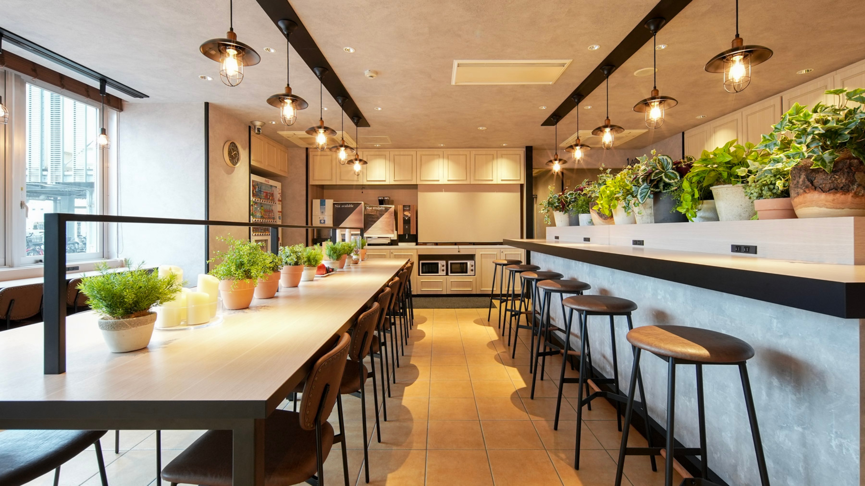 朝の陽ざしに包まれたロハスラウンジで美味しい食事を