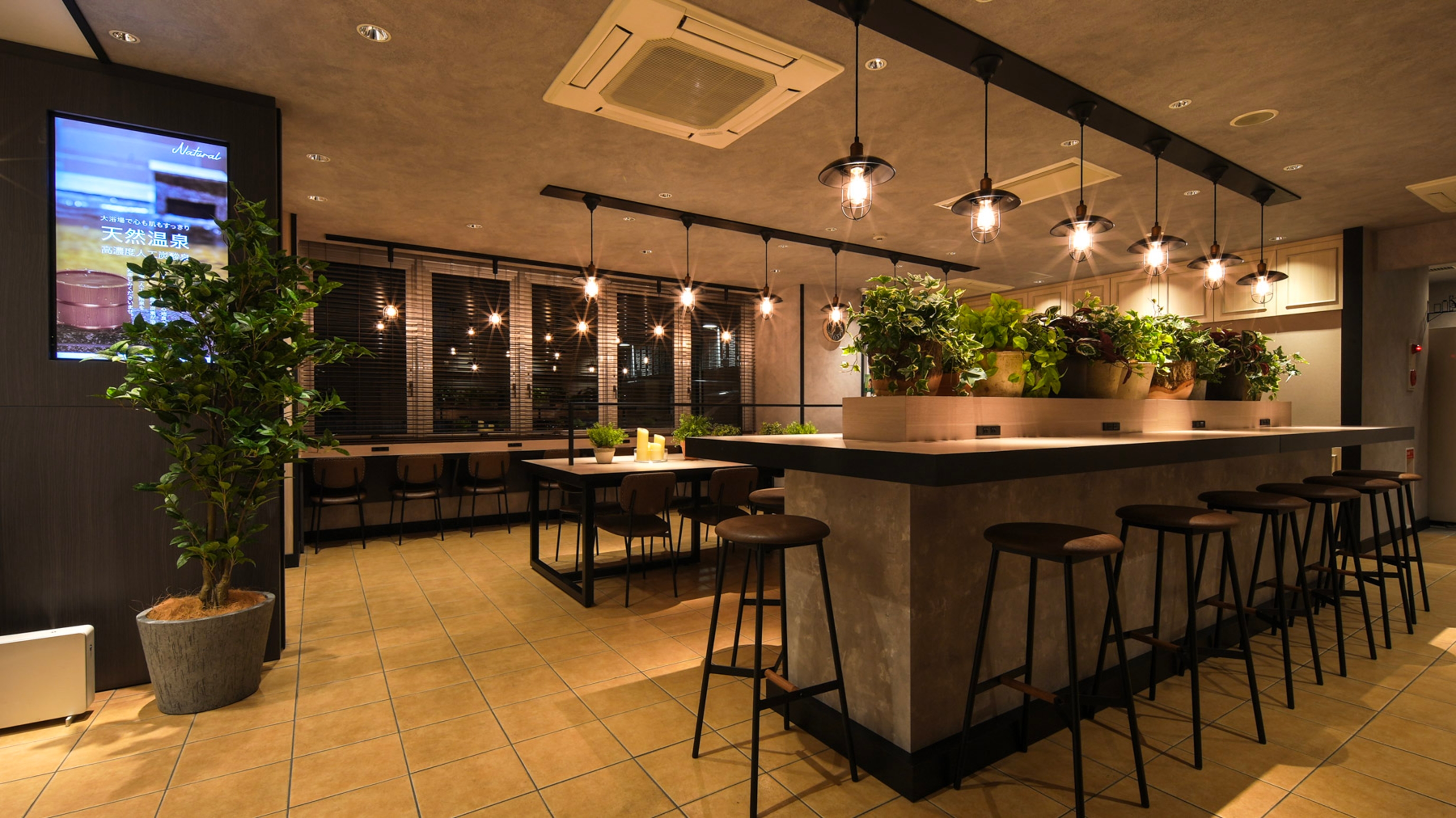 広々としたラウンジでお寛ぎください