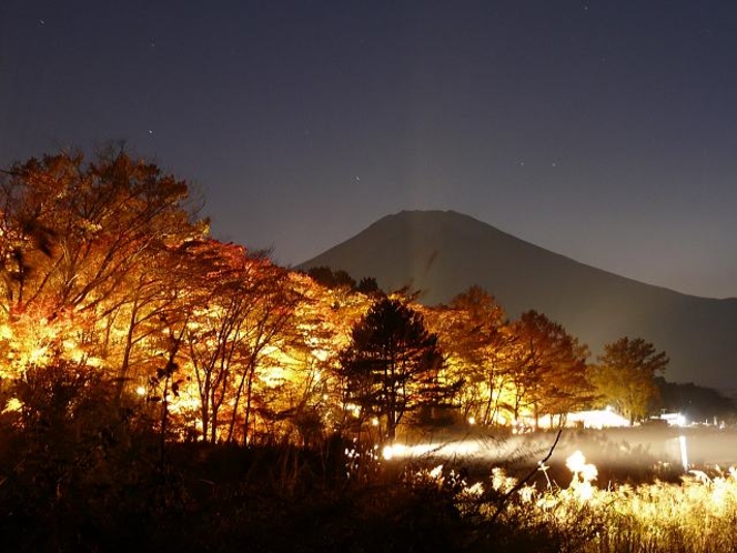 紅葉祭りと夕暮れの富士山