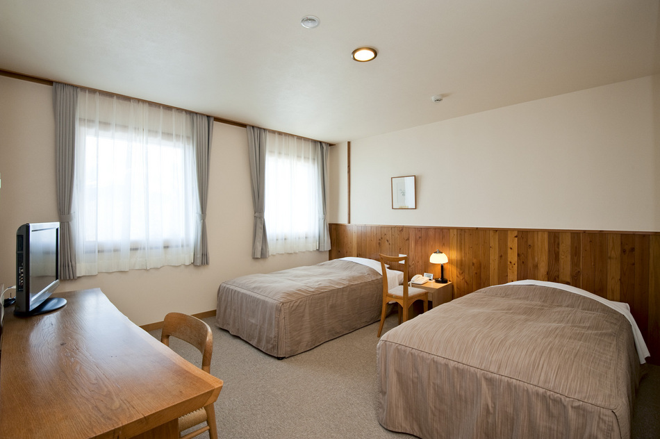 [Simple Twin (24.5㎡)] This is an orthodox, simple-style room that makes use of the warmth of wood.