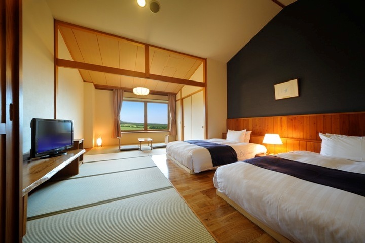 [Japanese-Western room (38.1m²)] This room offers a superb view of Southern Fuji, "Mt. Iwate", and the surrounding pastures.