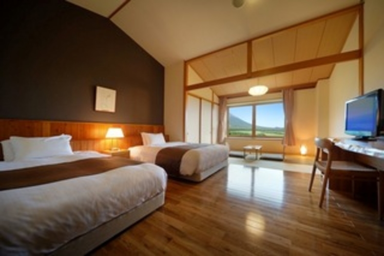 【和洋室（38.1㎡）】南部富士「岩手山」と一帯の牧野を望む眺望抜群のお部屋です