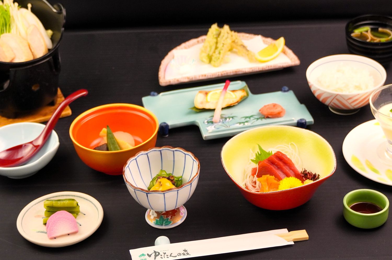 【シニア膳(６月イメージ)】みちのく清流鶏の利休鍋等、ボリュームは控えめです♪