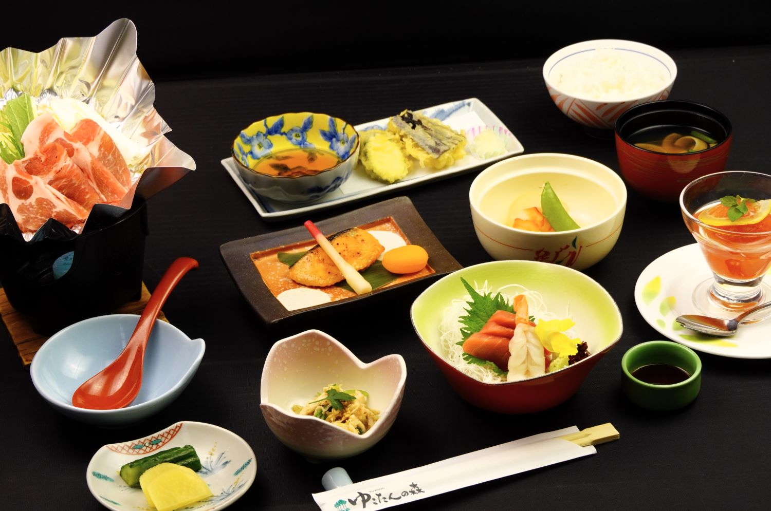 【シニア膳(７月イメージ)】杜仲茶ポークの味噌鍋等、ボリュームは控えめです♪