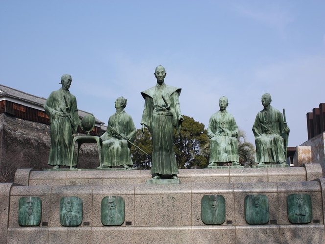 横井小楠と維新郡像（写真提供：一般財団法人熊本国際観光コンベンション協会）