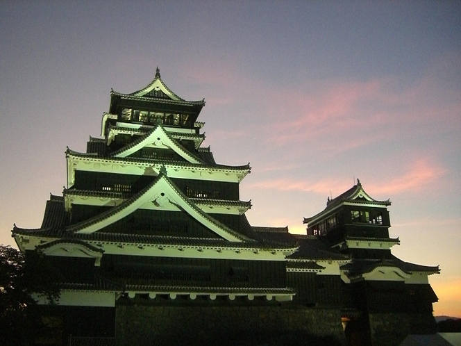 夕暮れの熊本城（写真提供：一般財団法人熊本国際観光コンベンション協会）