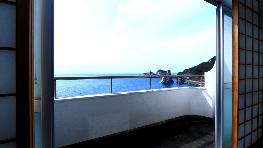 【部屋】窓からは日本のエーゲ海が一望できます