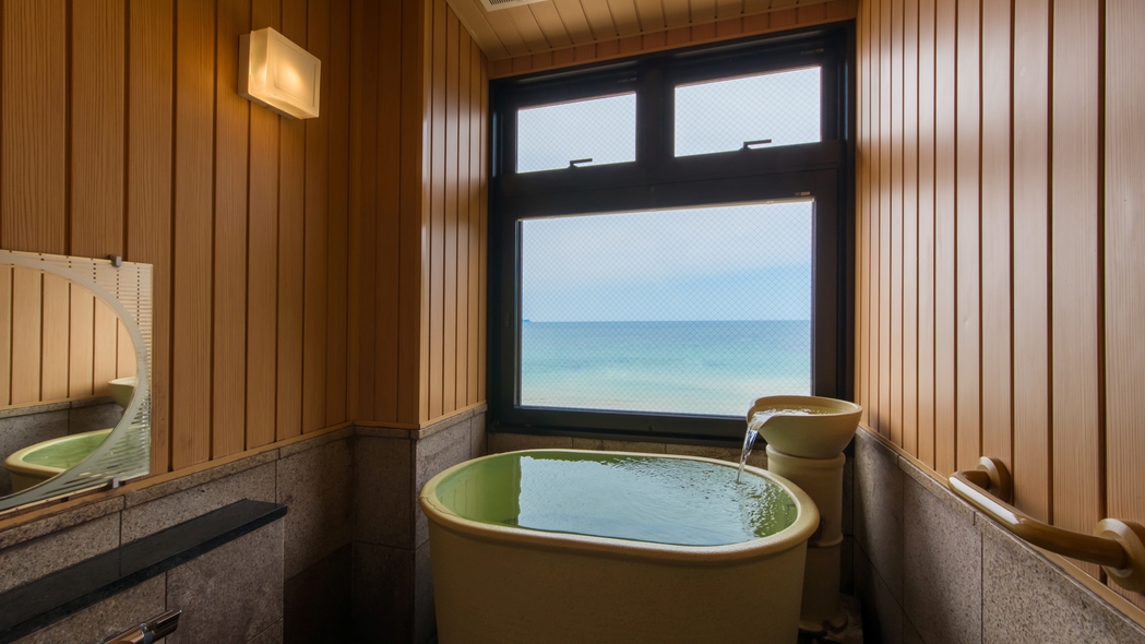 別館客室の展望風呂からは美しい海絶景を眺めながら入浴を楽しめます