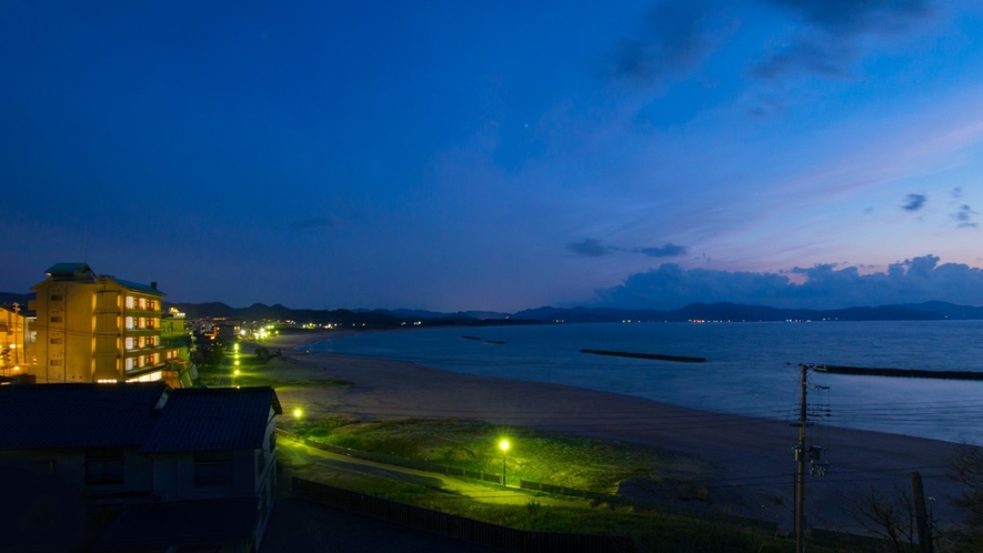 夜の外観/夕日ヶ浦ビーチに佇む絶景宿