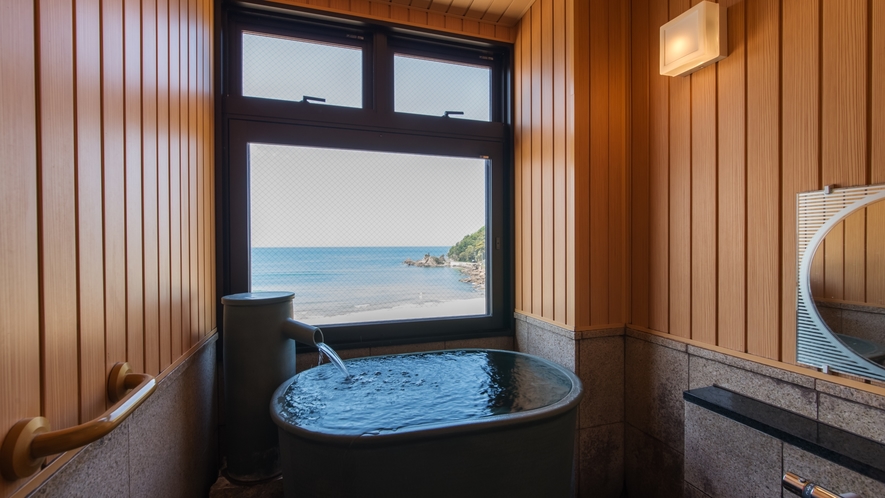 別館客室の展望風呂からは美しい海絶景を眺めながら入浴を楽しめます。