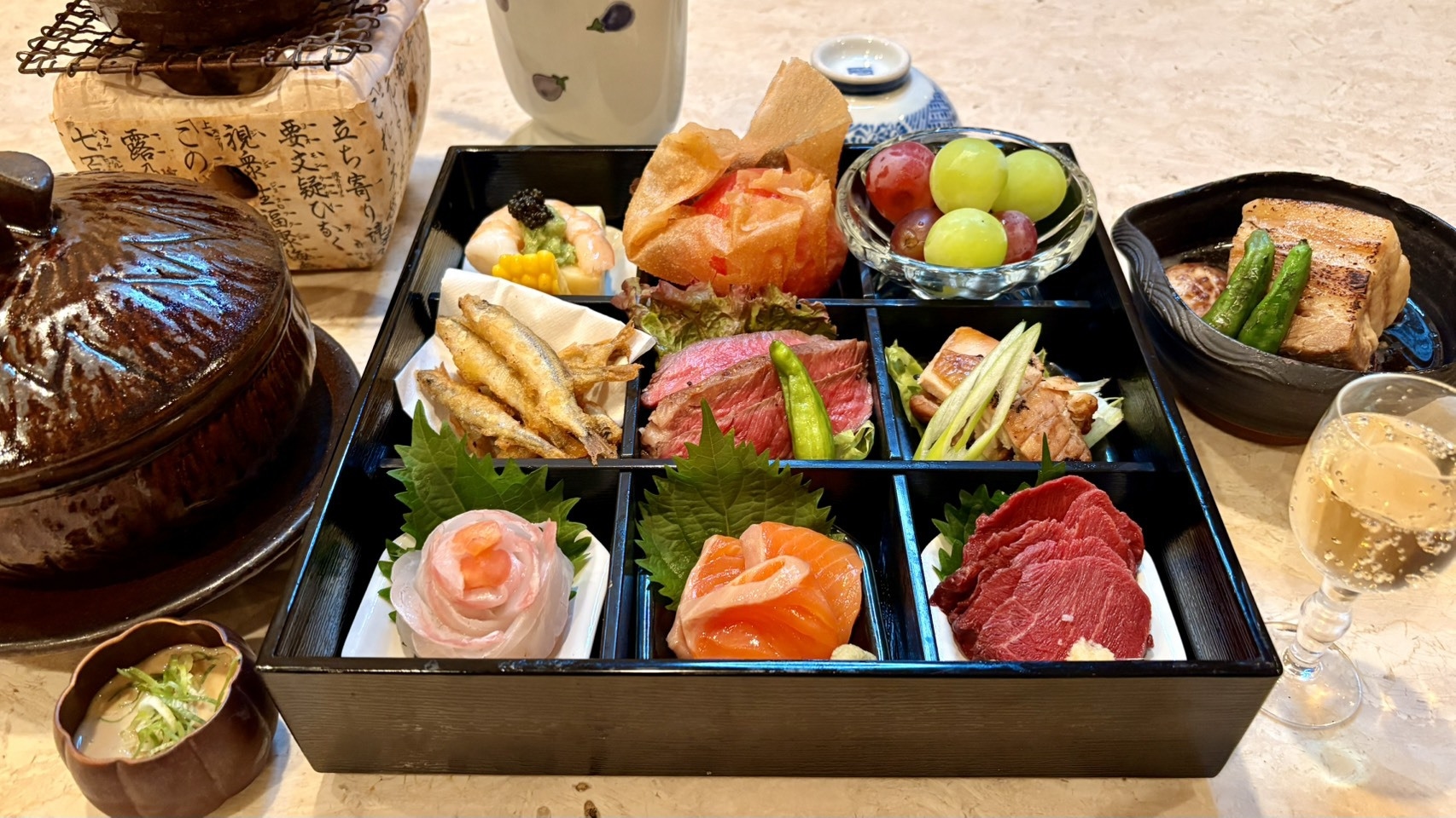 【50歳からのおとな旅】こだわりの厳選素材を彩りよく揃えた八寸仕立て×鯛めし（食前酒の特典付き）