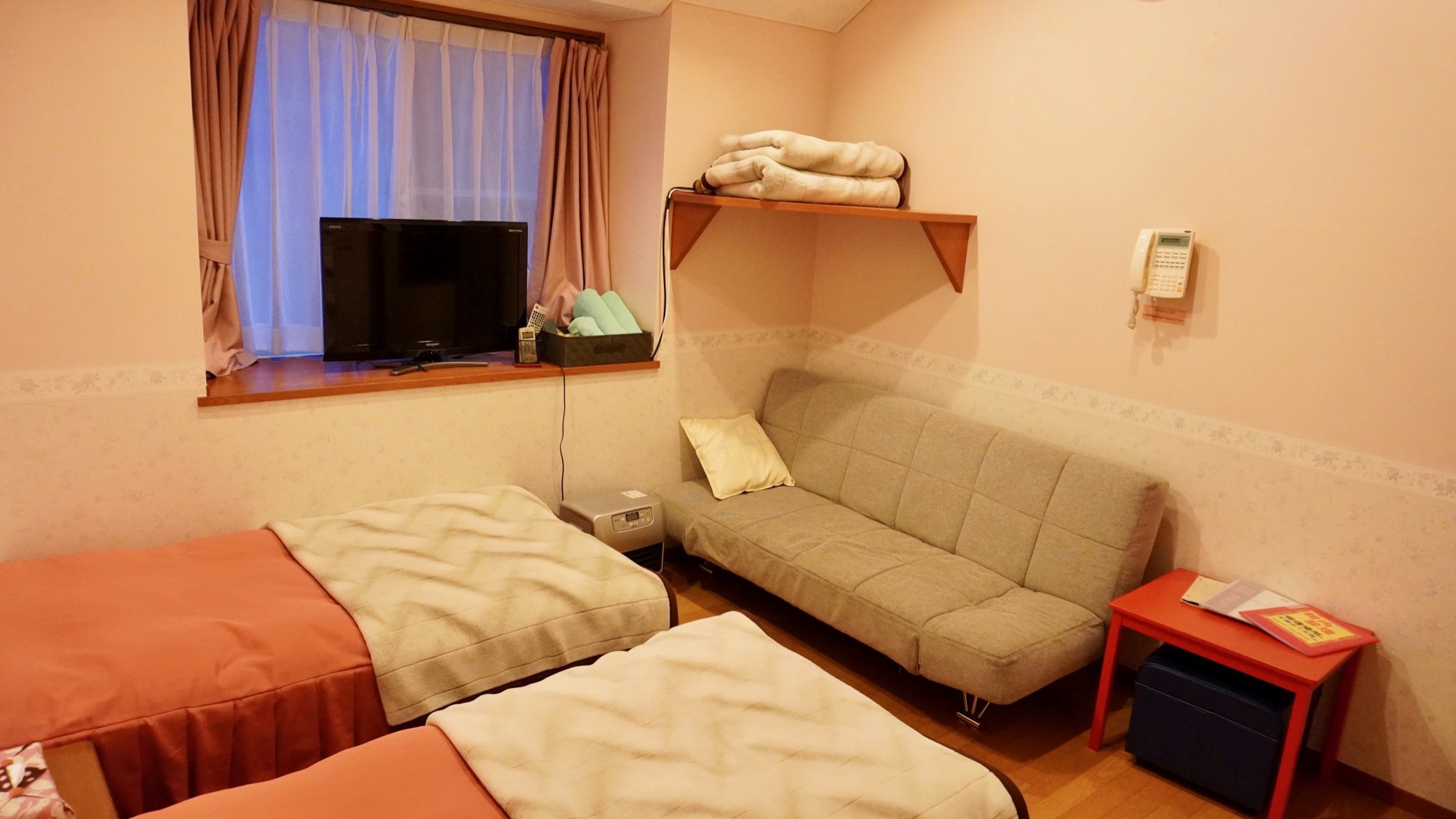 1組のお客様で宿を貸し切って、ご利用人数によって最大4部屋を使っていただくスタイルです。