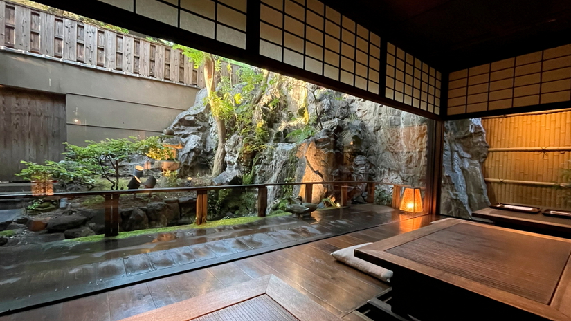 【一心居／お食事処】ご朝食、ご夕食ともに、滝の音が心地よく響く1階のお食事処にてご用意いたします。