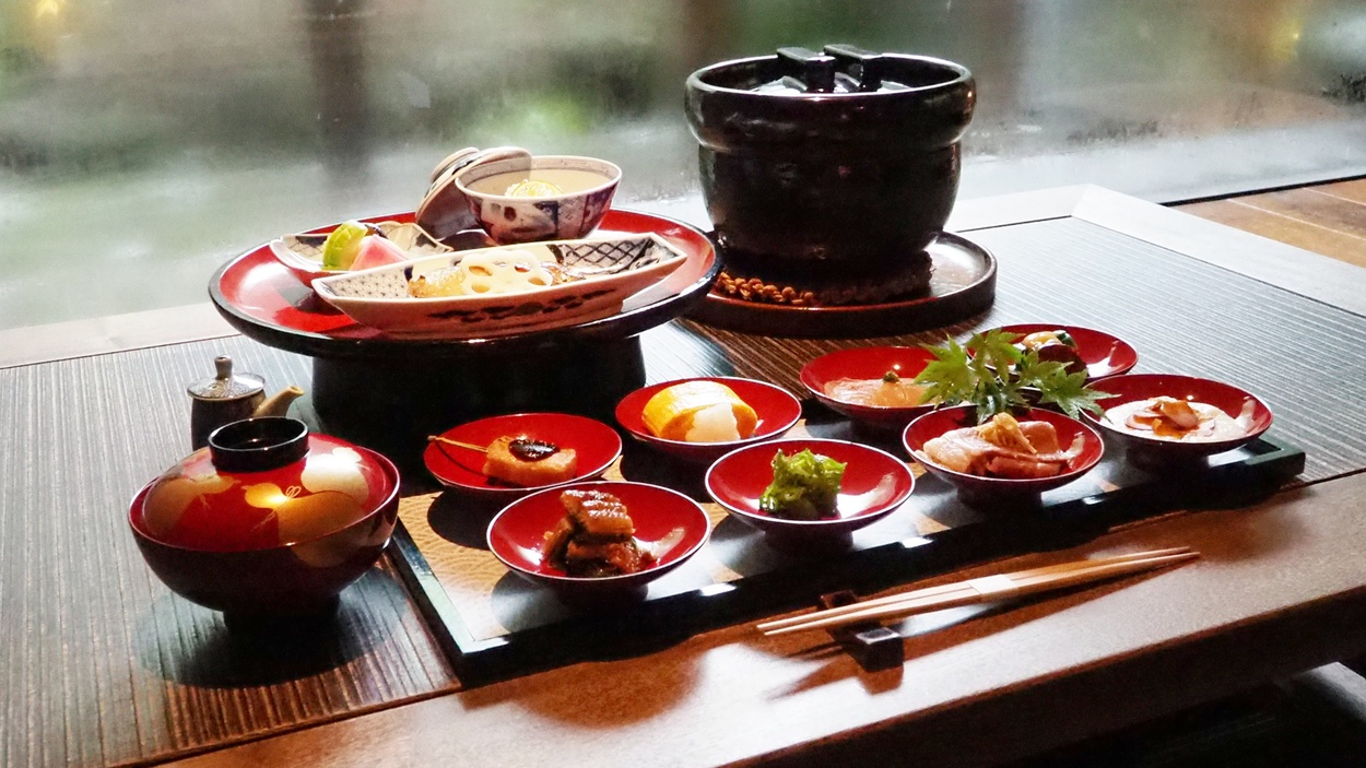 【朝食付】当館自慢！柚子屋の朱盃8種に、お釜で炊いたご飯と西京焼、京漬物などの京都の朝ごはん