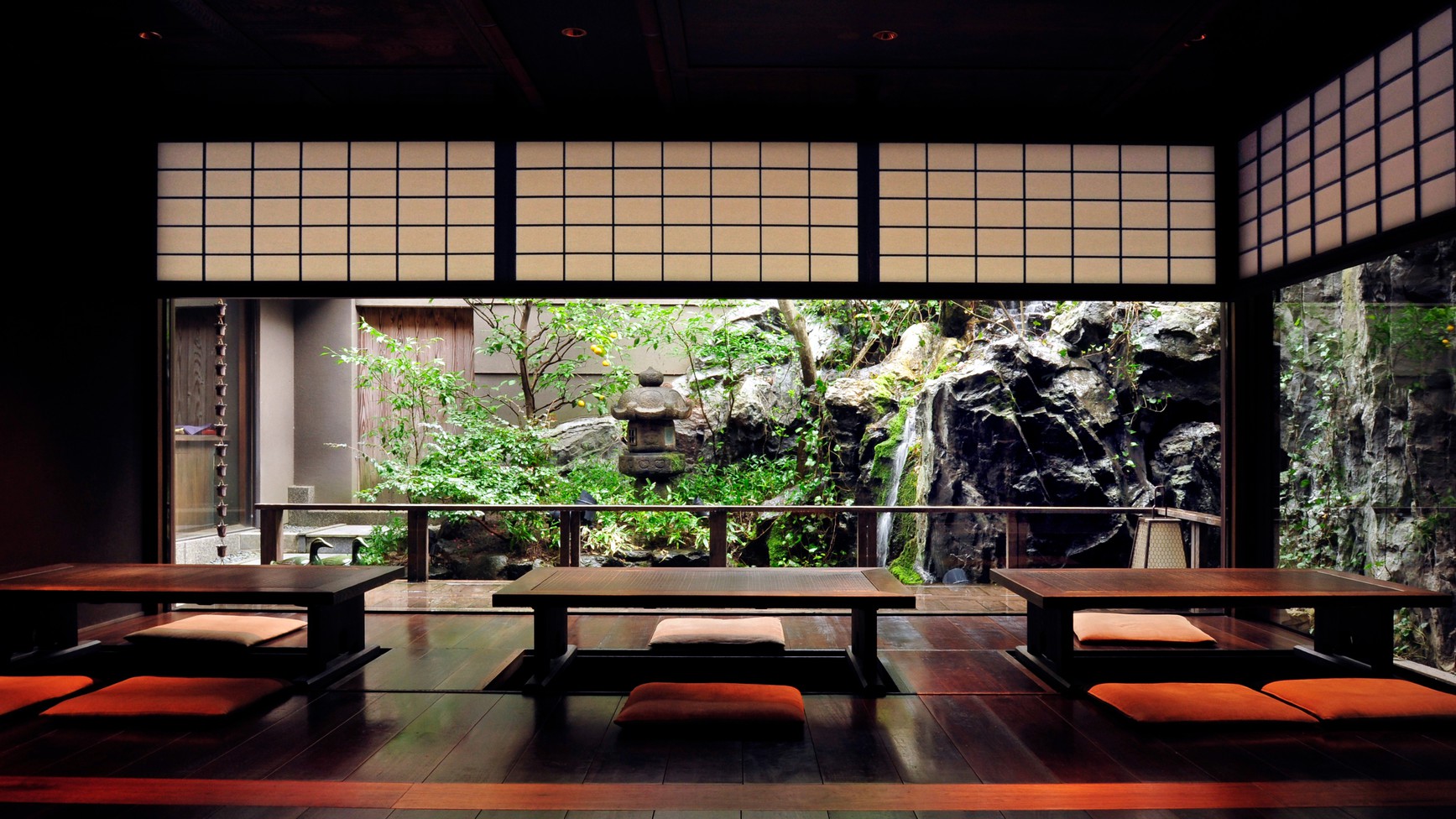 【一心居／お食事処】ご朝食、ご夕食ともに、滝の音が心地よく響く1階のお食事処にてご用意いたします。