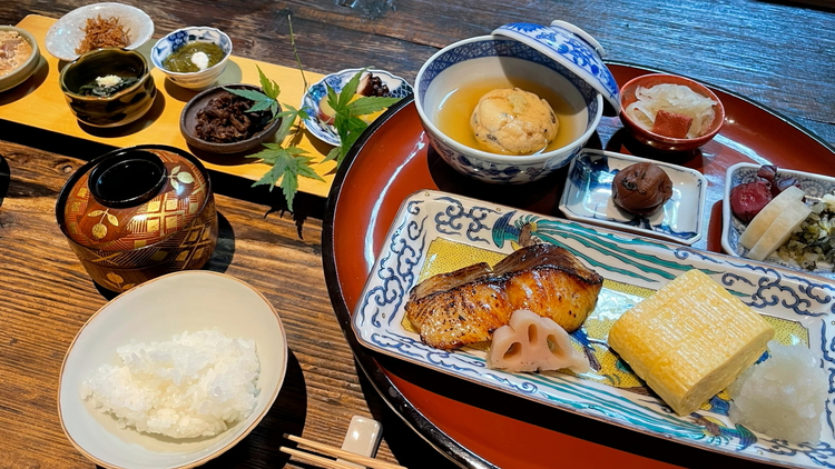 【朝食】和のお食事を旬の食材でご用意いたします。