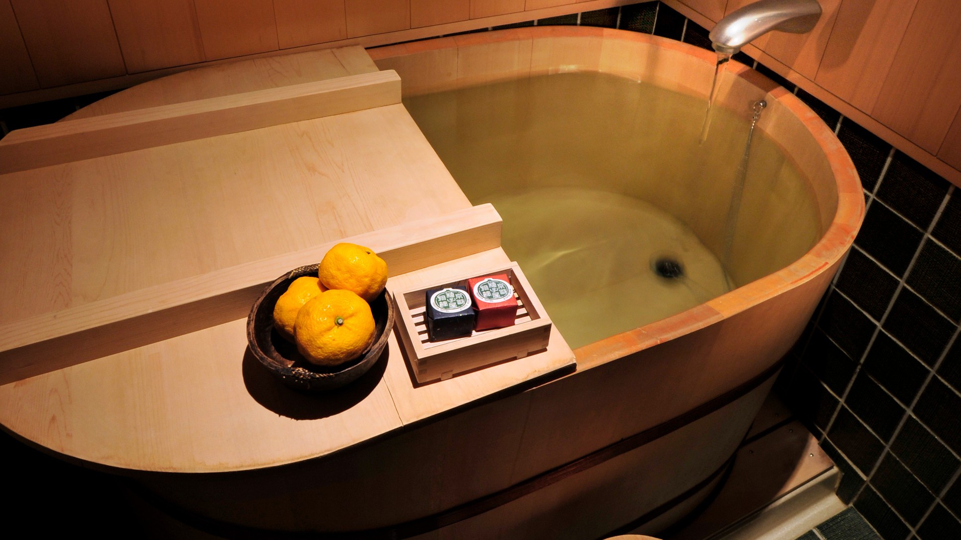 客室にある小判型の檜風呂。秋冬は黄柚子、春夏は青柚子をご用意（柚子の数は日により