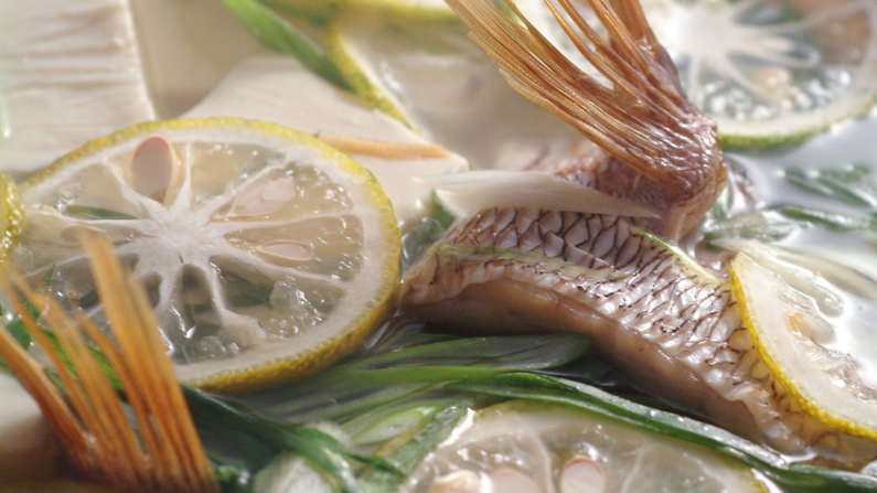 当館名物の柚子鍋（一例）〆の雑炊もご堪能ください。