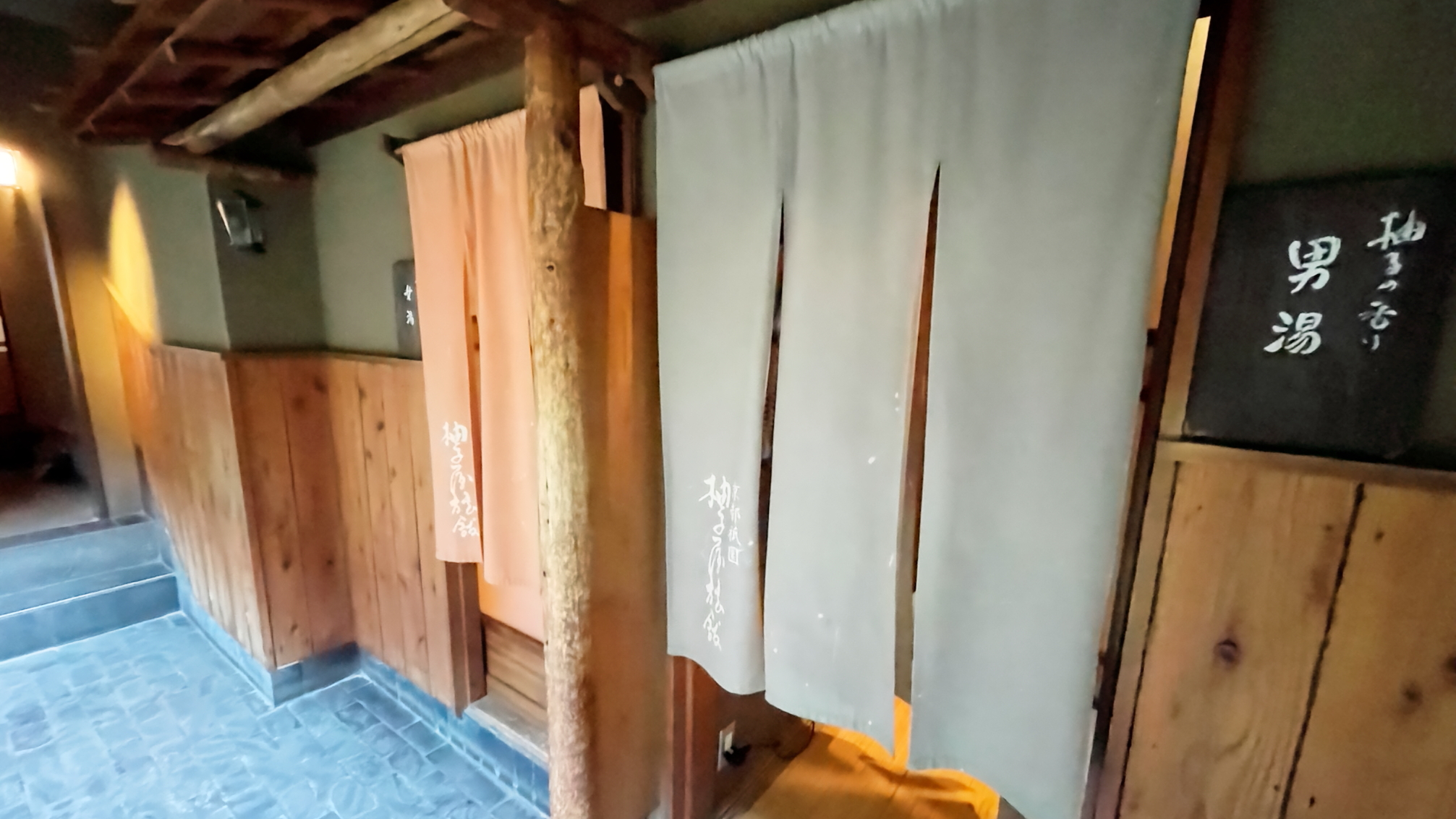 １階にある檜の大風呂（脱衣場）夜：15時～24時、朝：6時～9時（予約制ではございません）